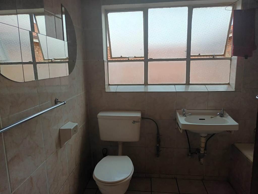 5 Bed Apartment in Kempton Park Ext 4 photo number 11