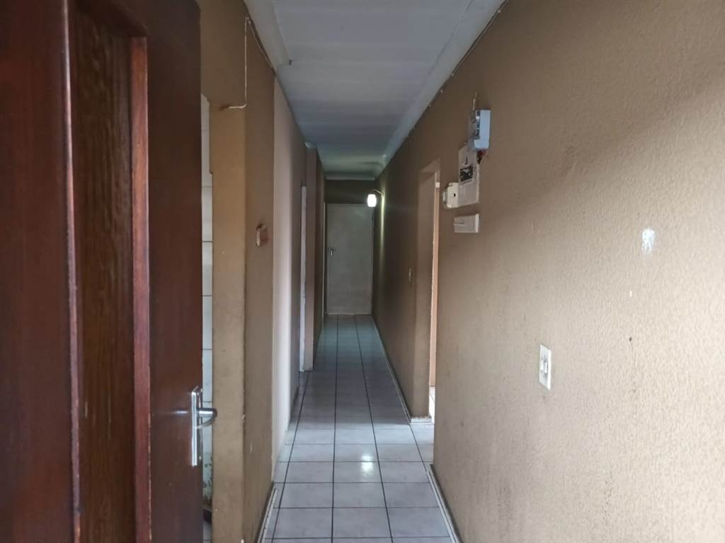5 Bed Apartment in Kempton Park Ext 4 photo number 3