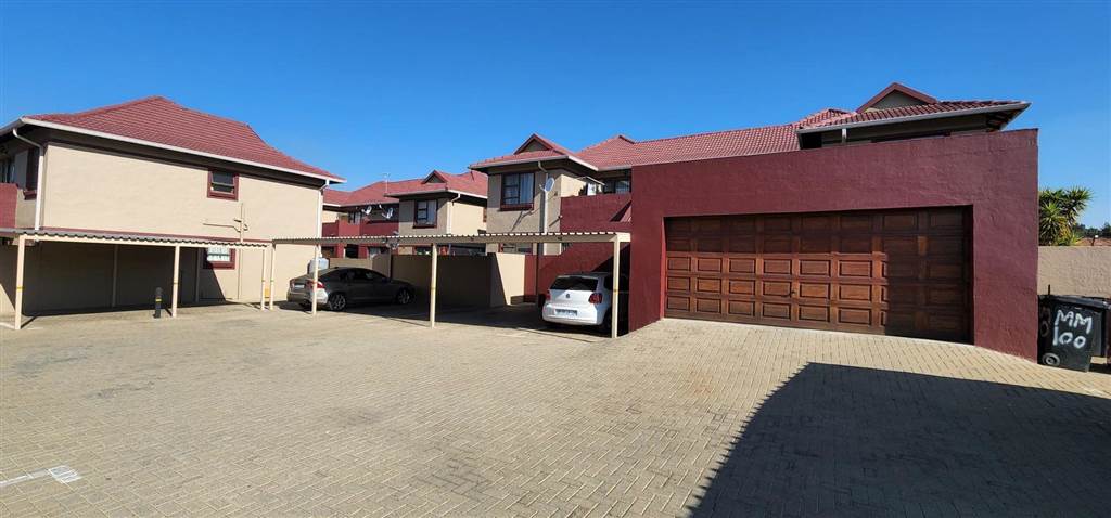 3 Bed Townhouse in Alberton photo number 4