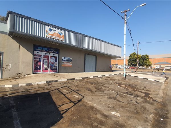 330  m² Commercial space
