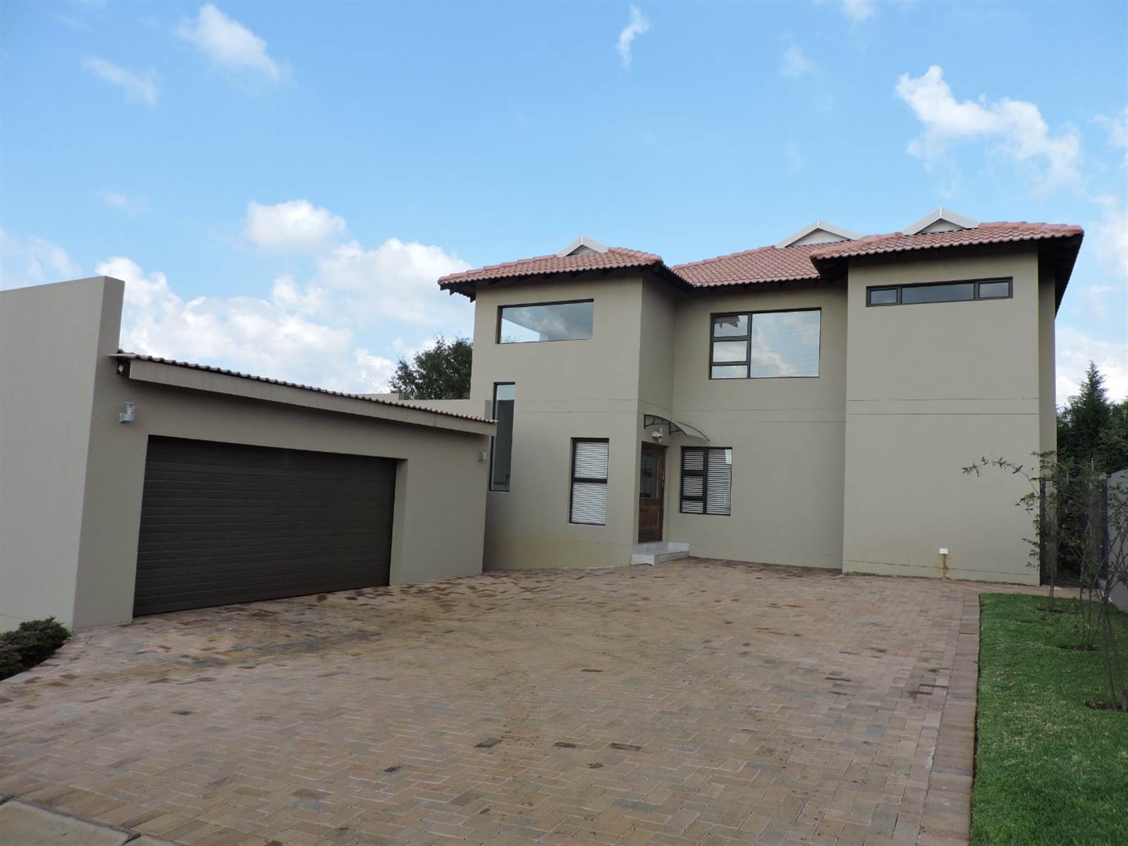4 Bed House in Ruimsig photo number 1