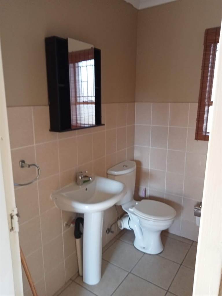 2 Bed Townhouse in Helderwyk photo number 15