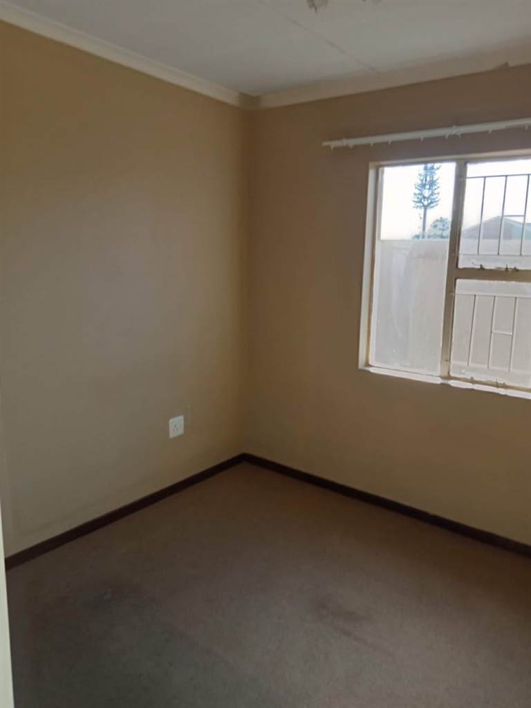 2 Bed Townhouse in Helderwyk photo number 11