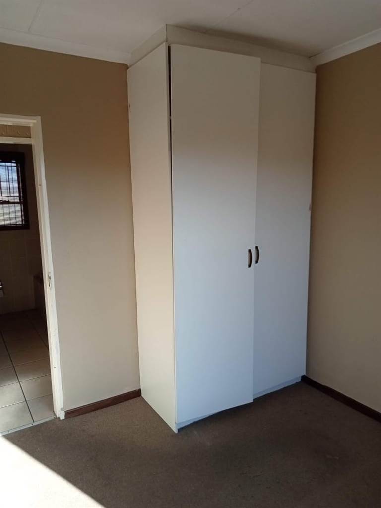 2 Bed Townhouse in Helderwyk photo number 14