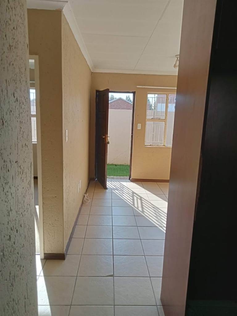 2 Bed Townhouse in Helderwyk photo number 12
