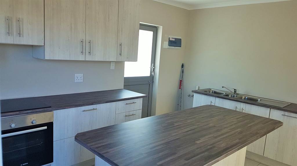 4 Bed House in Stilbaai photo number 3