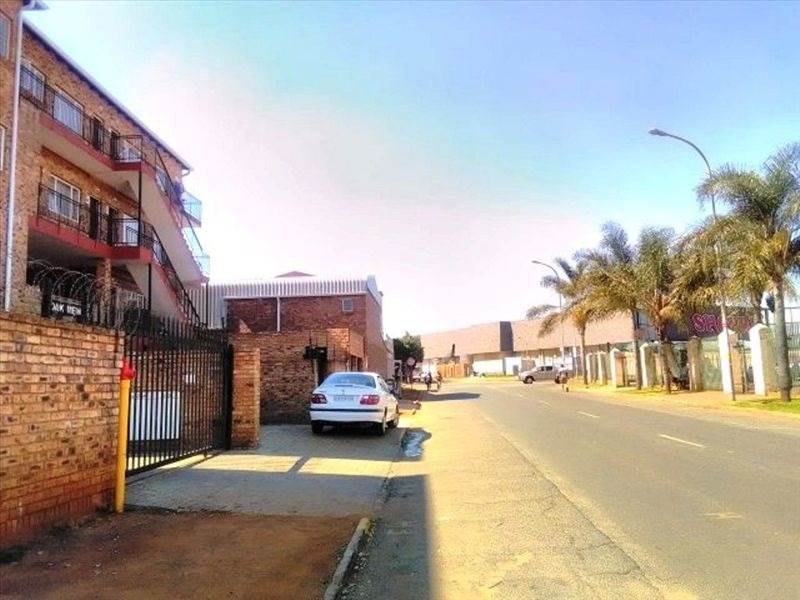 2 Bed Apartment in Kempton Park Central photo number 5
