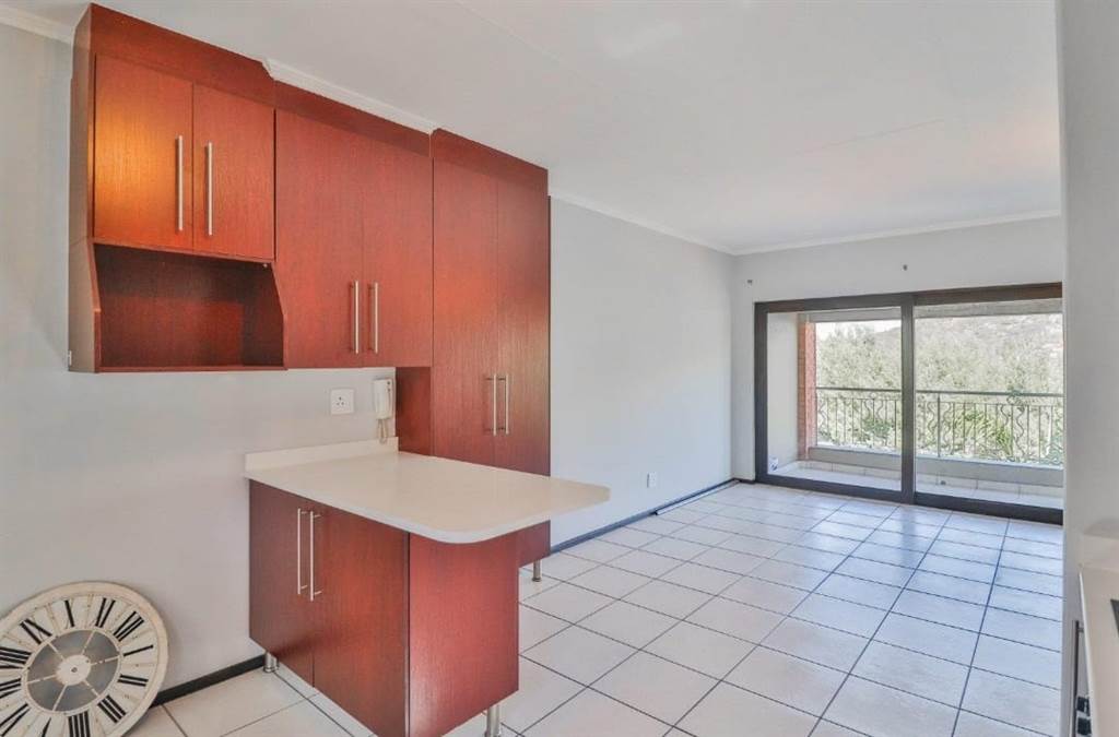2 Bed Apartment in Glenvista photo number 5