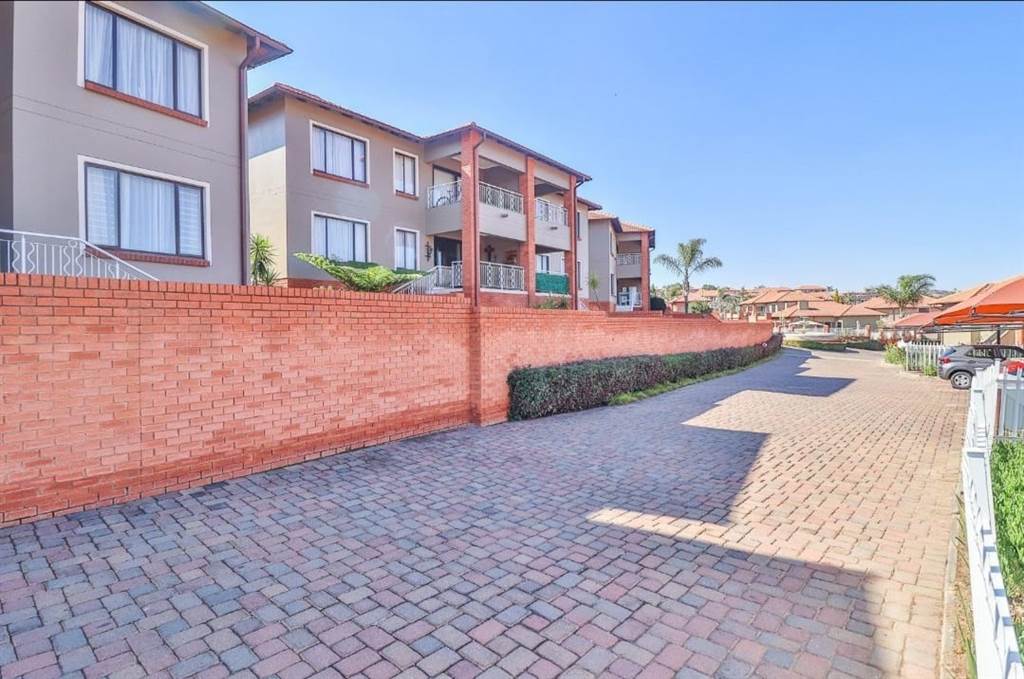 2 Bed Apartment in Glenvista photo number 18
