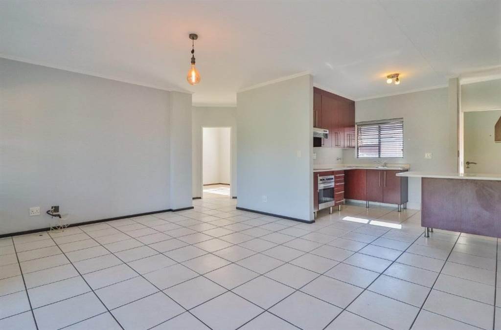 2 Bed Apartment in Glenvista photo number 6
