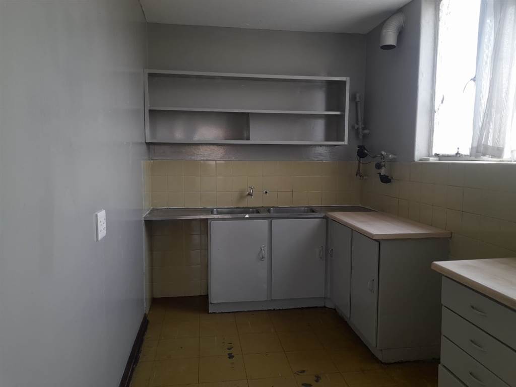 1 Bed Apartment in Hillbrow photo number 3