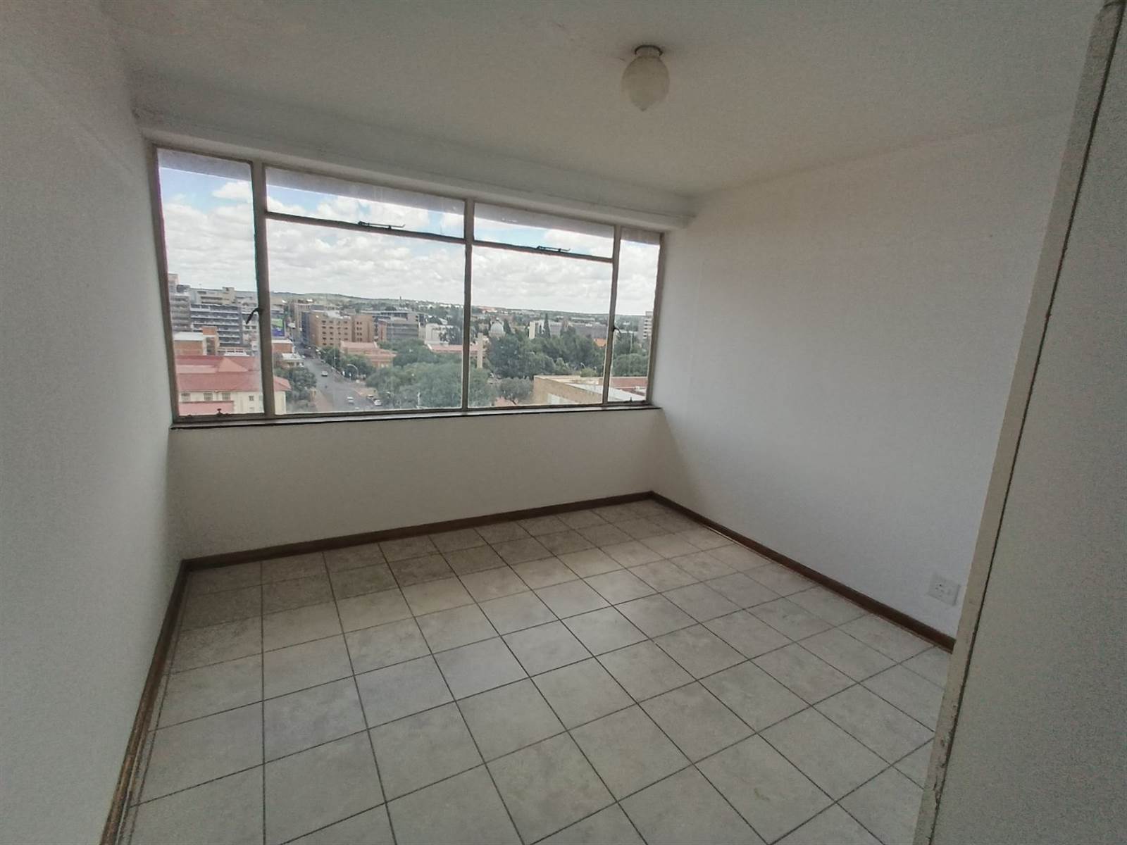 2 Bed Apartment in Bloemfontein photo number 1