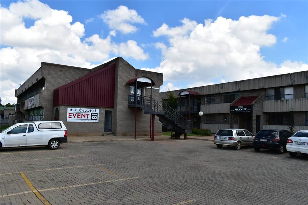 115  m² Commercial space in Potchefstroom Central photo number 3