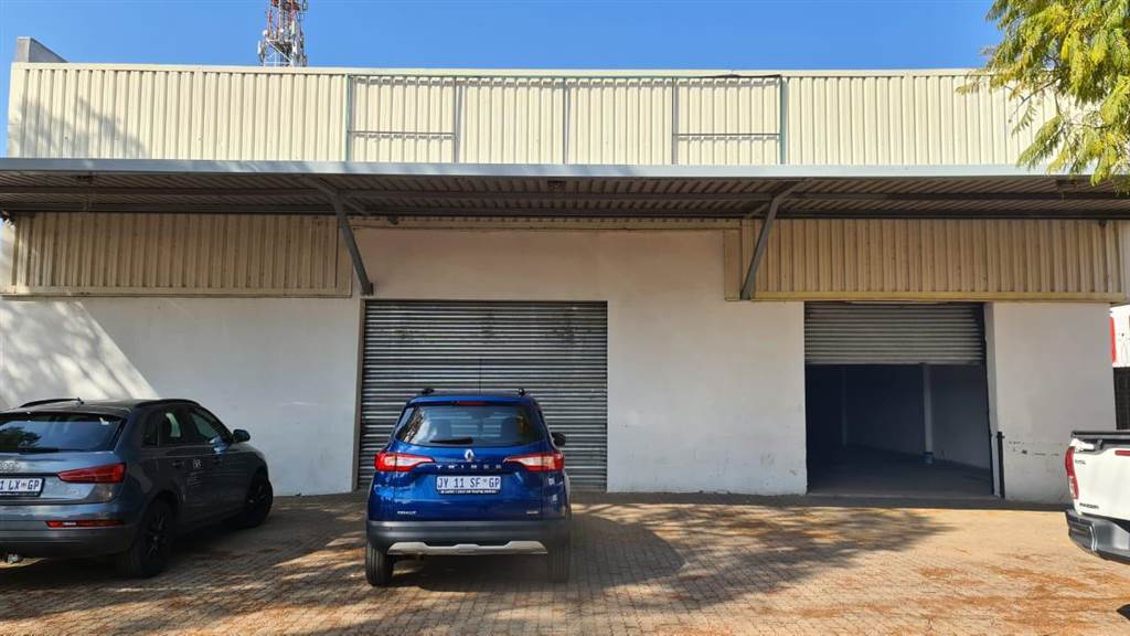 700  m² Industrial space in Pretoria North photo number 1