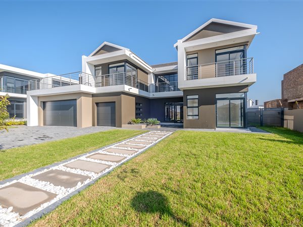 6 Bed House in Silver Lakes