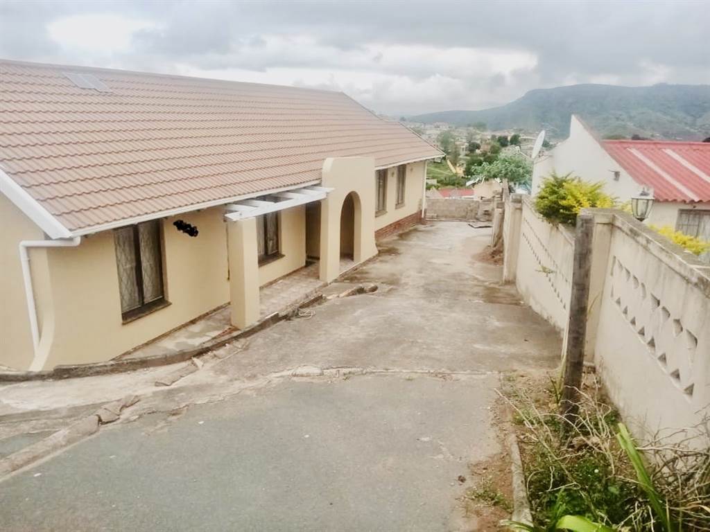4 Bed House in Kwandengezi photo number 2