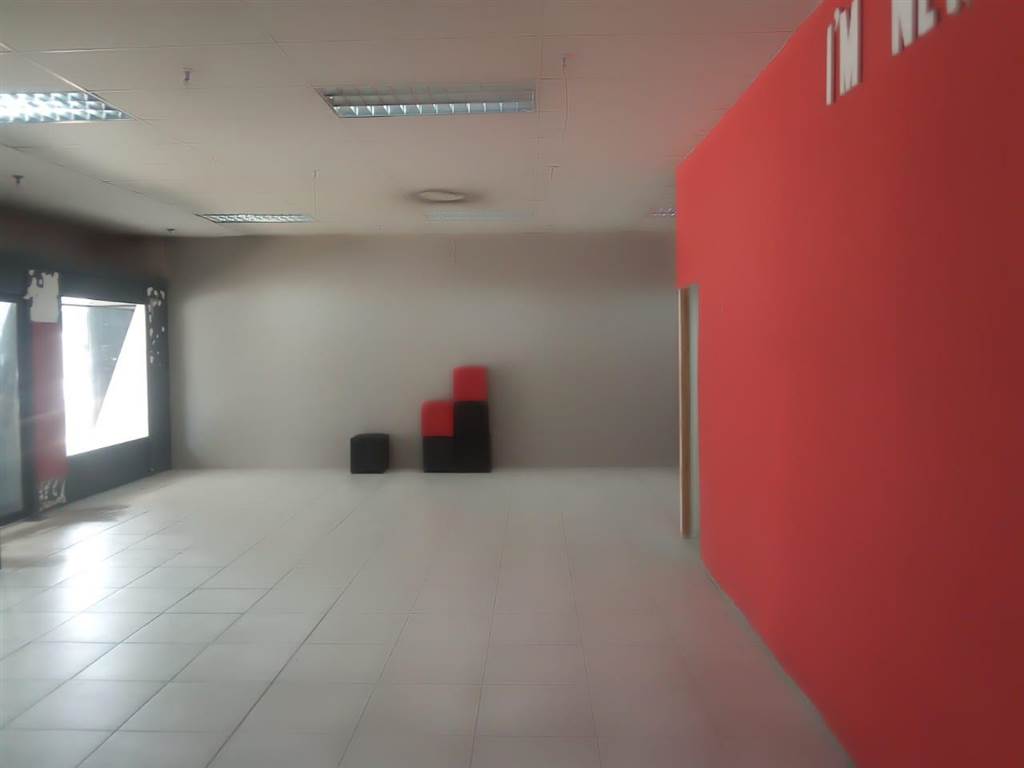 94  m² Retail Space in Durban CBD photo number 3