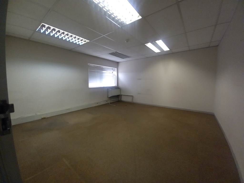 400  m² Office Space in Hatfield photo number 7