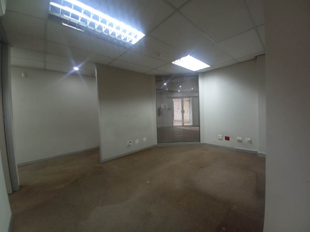 400  m² Office Space in Hatfield photo number 9