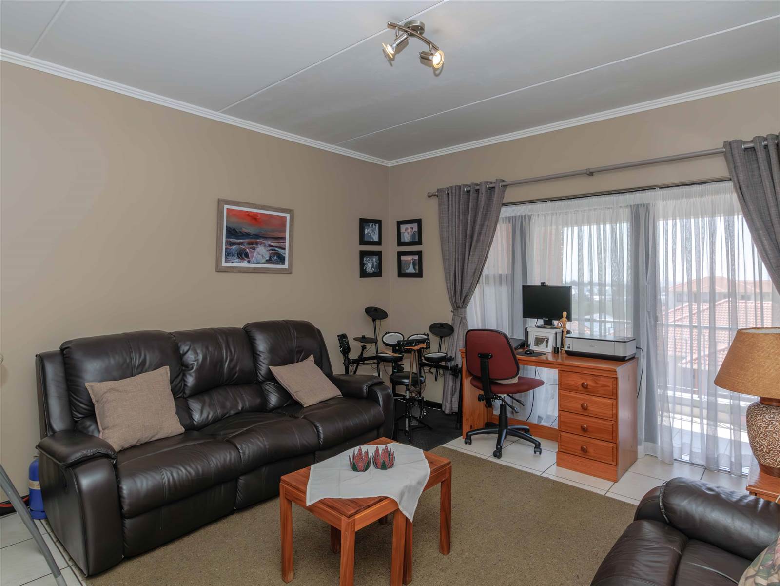 2 Bed Apartment in Greenstone Hill photo number 1
