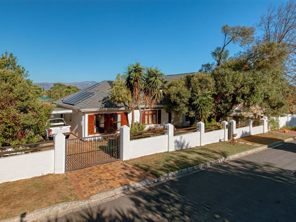 4 Bed House in Somerset West Central