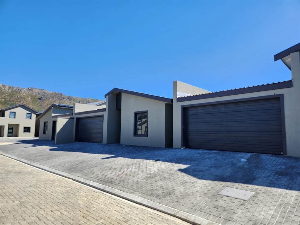 3 Bed House in Gordons Bay Central photo number 8