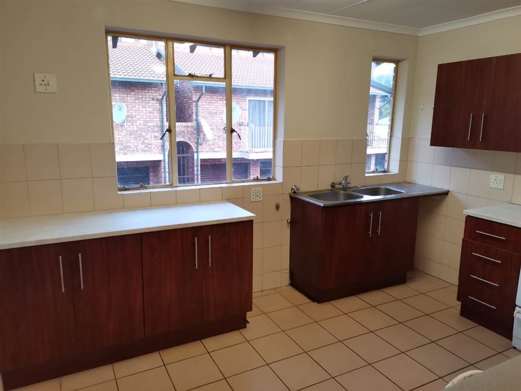 2 Bed House in Pretoria North photo number 3