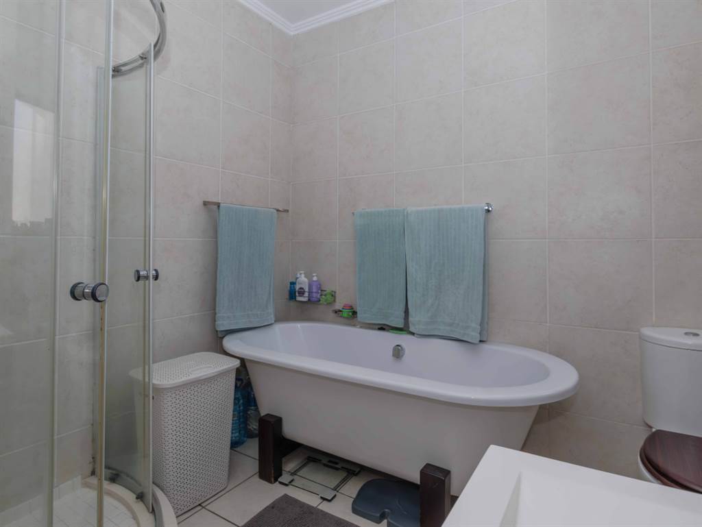 2 Bed Flat in Greenstone Hill photo number 3