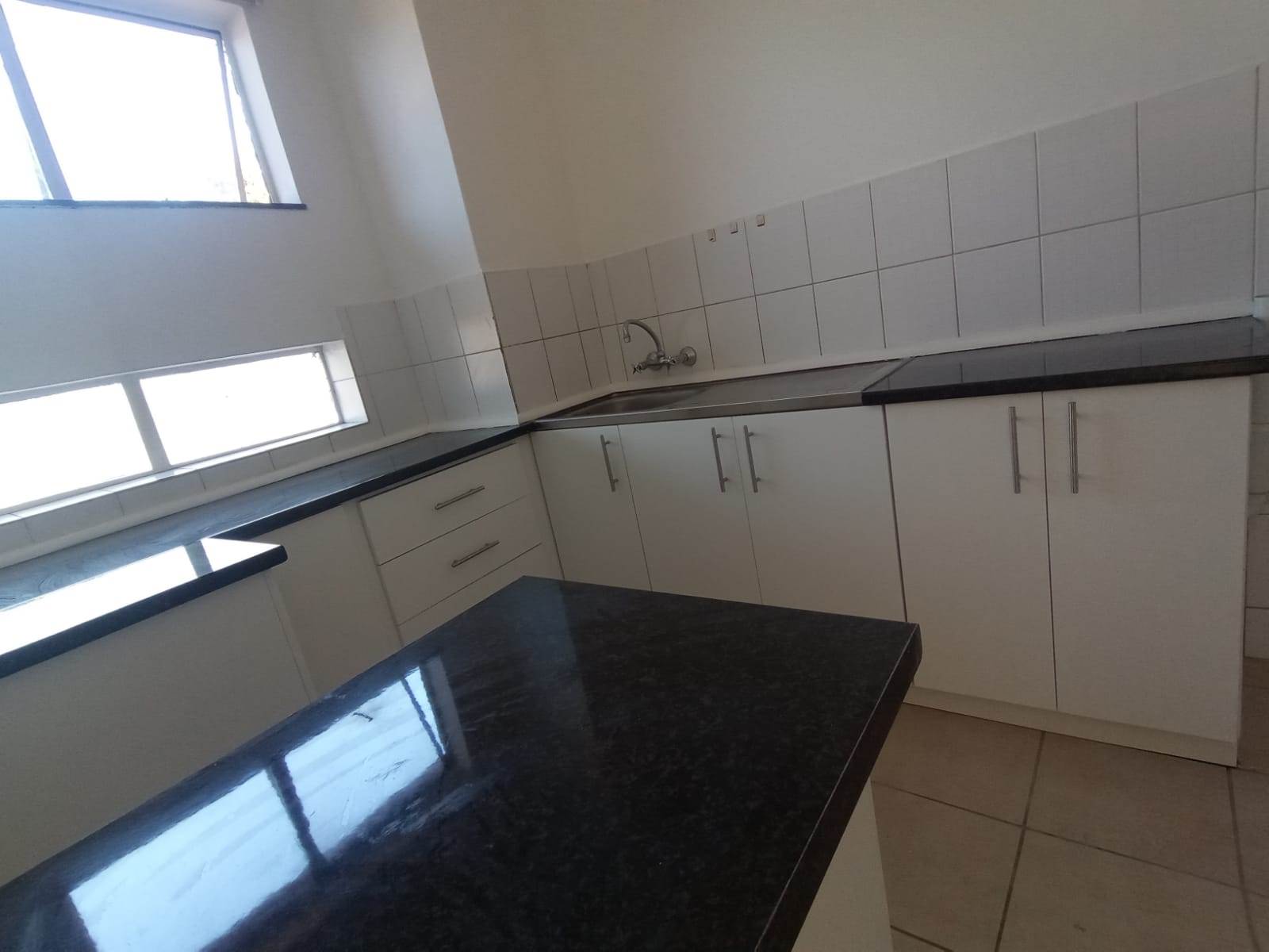 2 Bed Apartment in Empangeni photo number 4