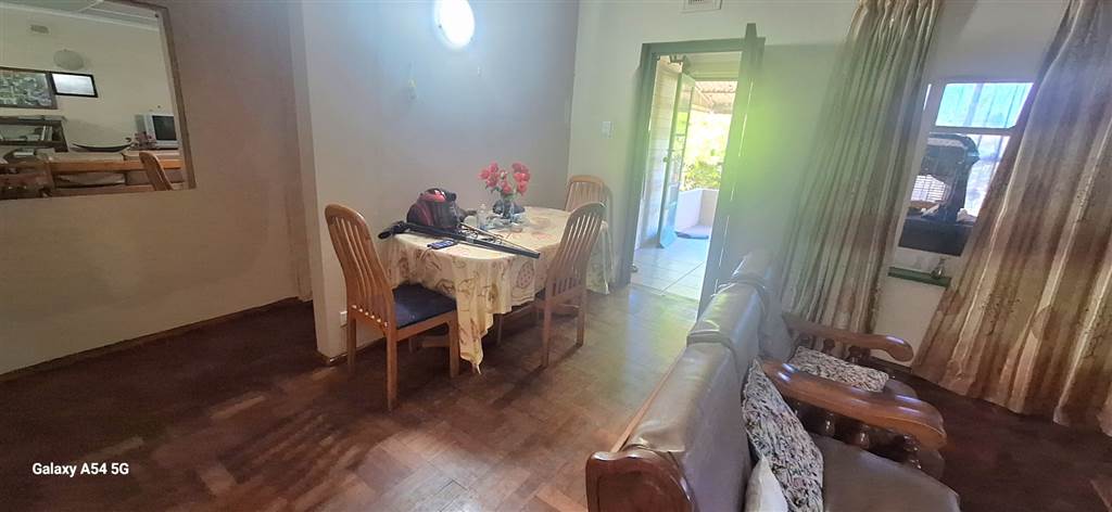 2 Bed House in Uvongo photo number 4