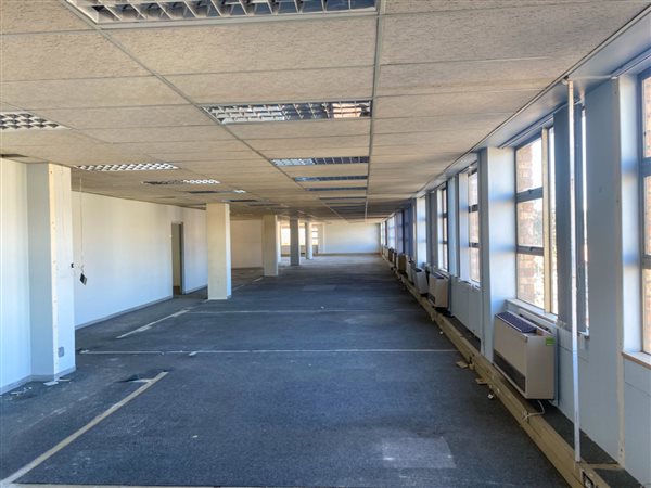 1043  m² Commercial space