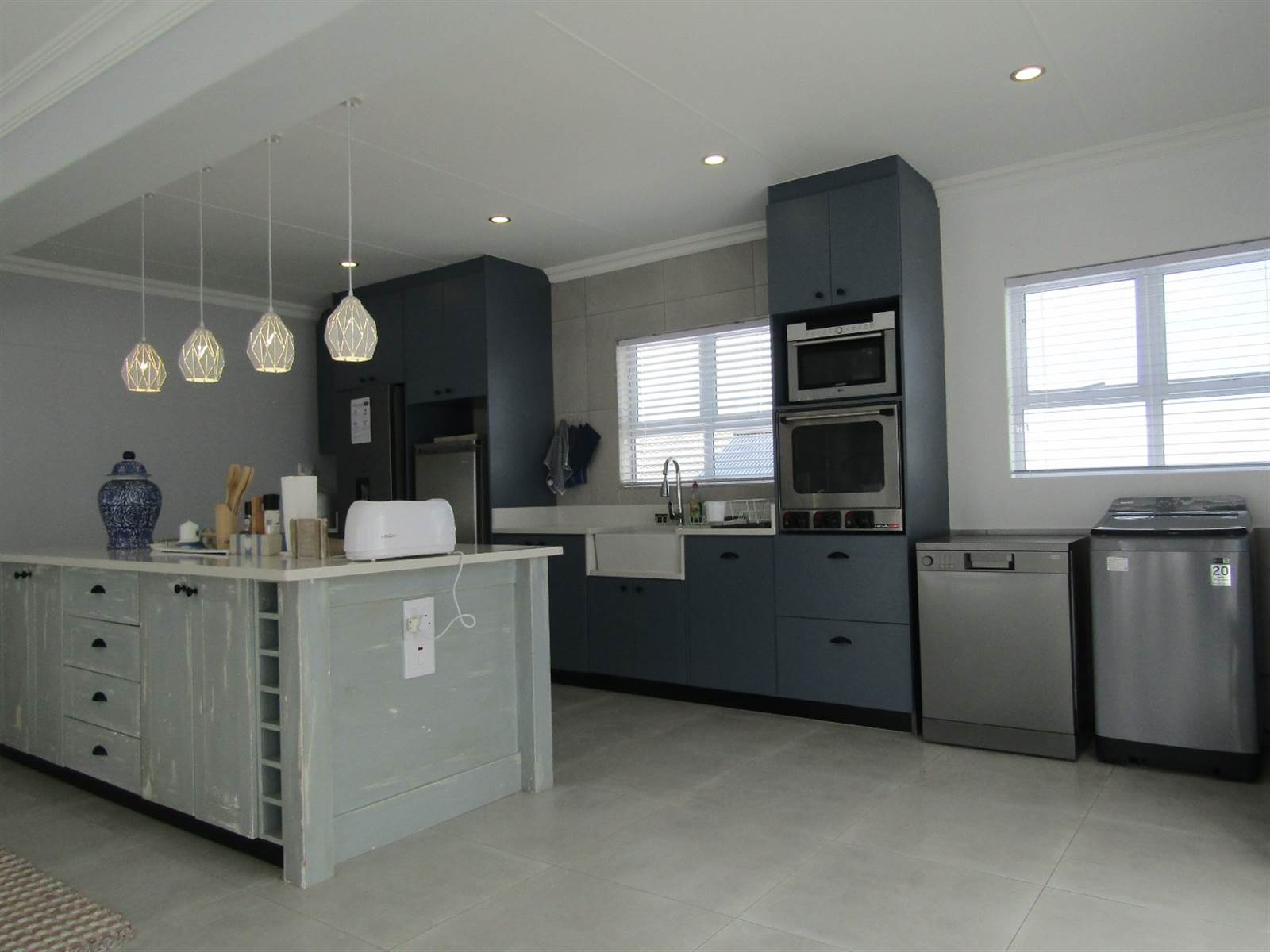 4 Bed House in Britannia Bay photo number 2