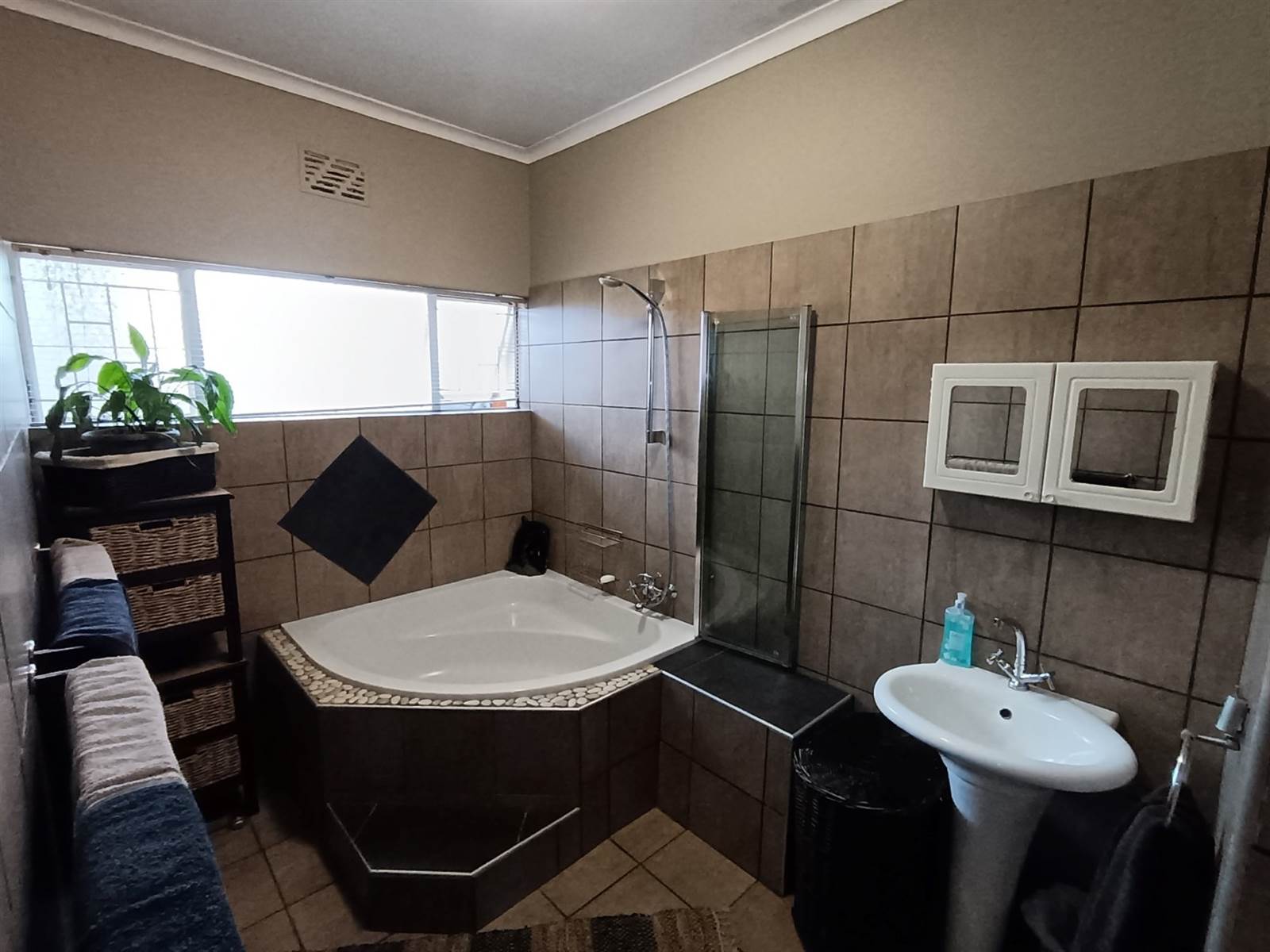 4 Bed House in Parow North photo number 15