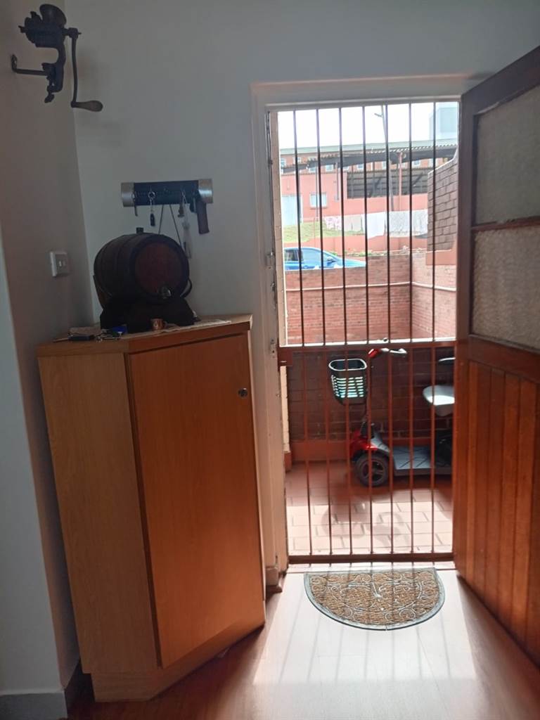 2 Bed Apartment in Scottburgh Central photo number 30