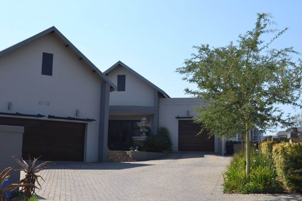 4 Bed House in Copperleaf photo number 2