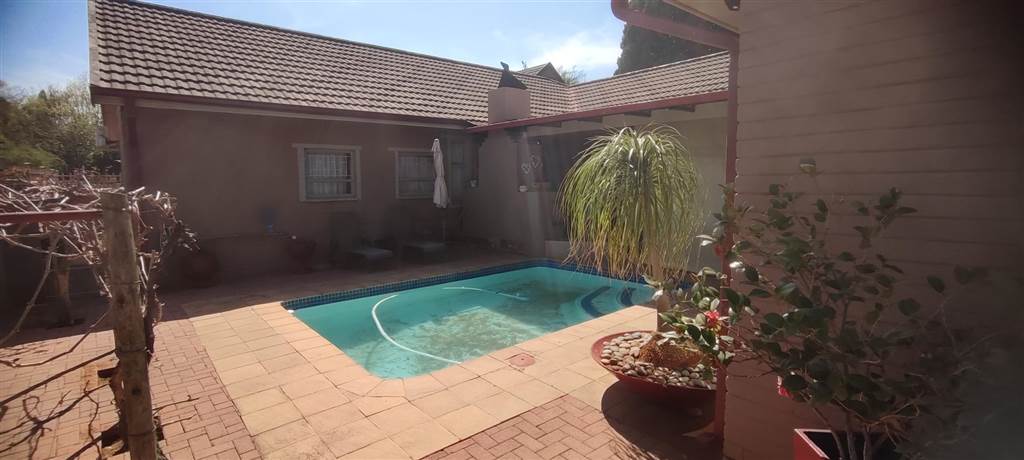 4 Bed House in Wilkoppies photo number 28