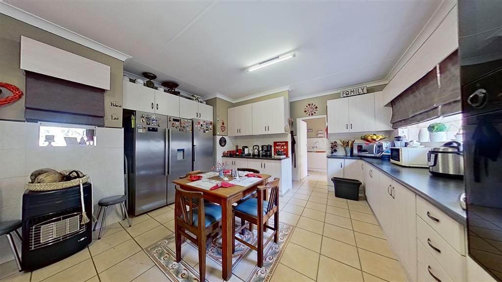4 Bed House in Wilkoppies photo number 13
