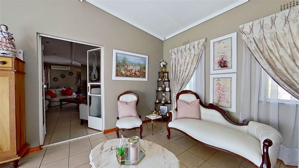 4 Bed House in Wilkoppies photo number 7