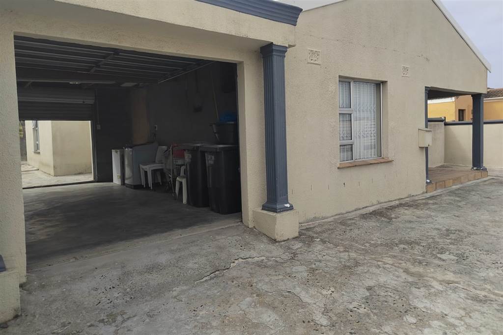 5 Bed House in Mitchells Plain photo number 26