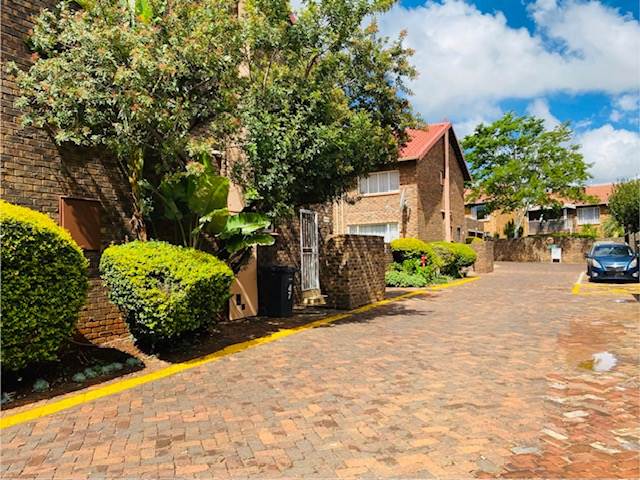 3 Bed Townhouse in Garsfontein photo number 7