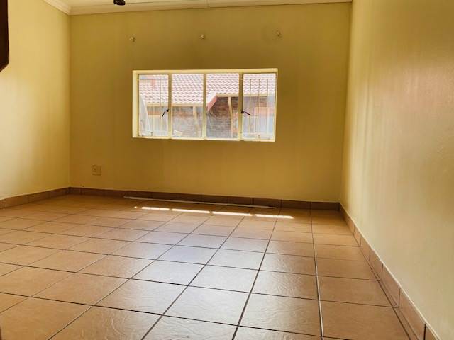 3 Bed Townhouse in Garsfontein photo number 13