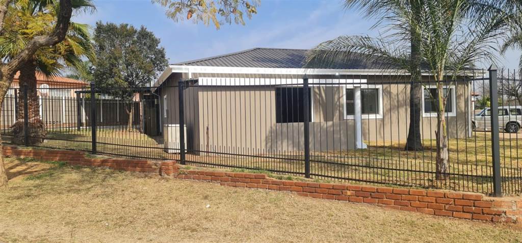5 Bed House in Pretoria West photo number 4