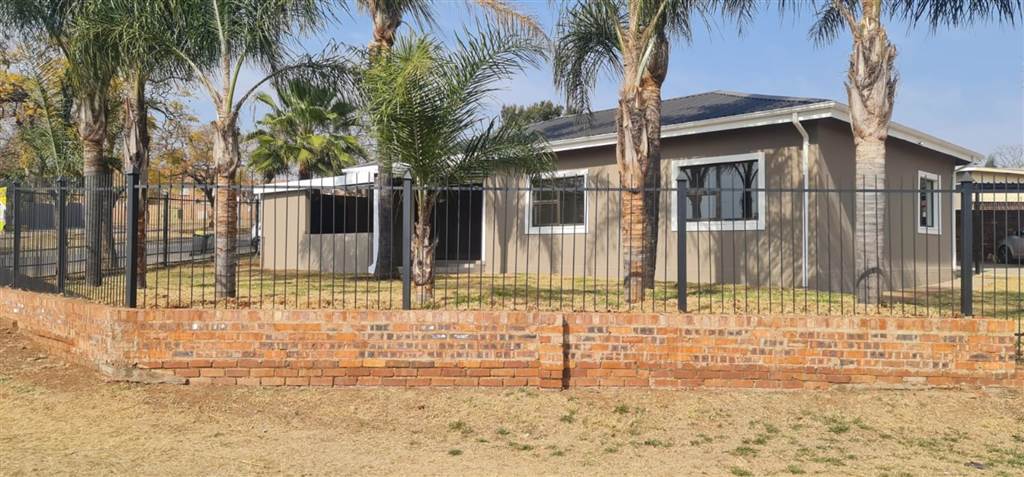 5 Bed House in Pretoria West photo number 1