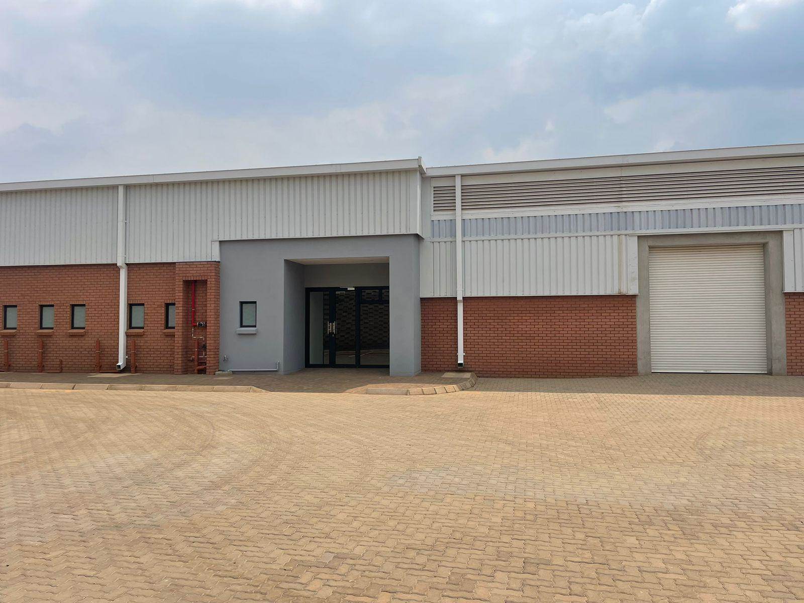 596  m² Industrial space in Clayville photo number 1