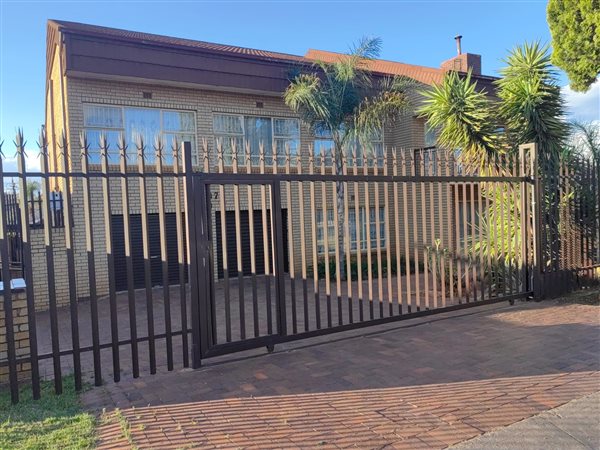7 Bed House in Lenasia South