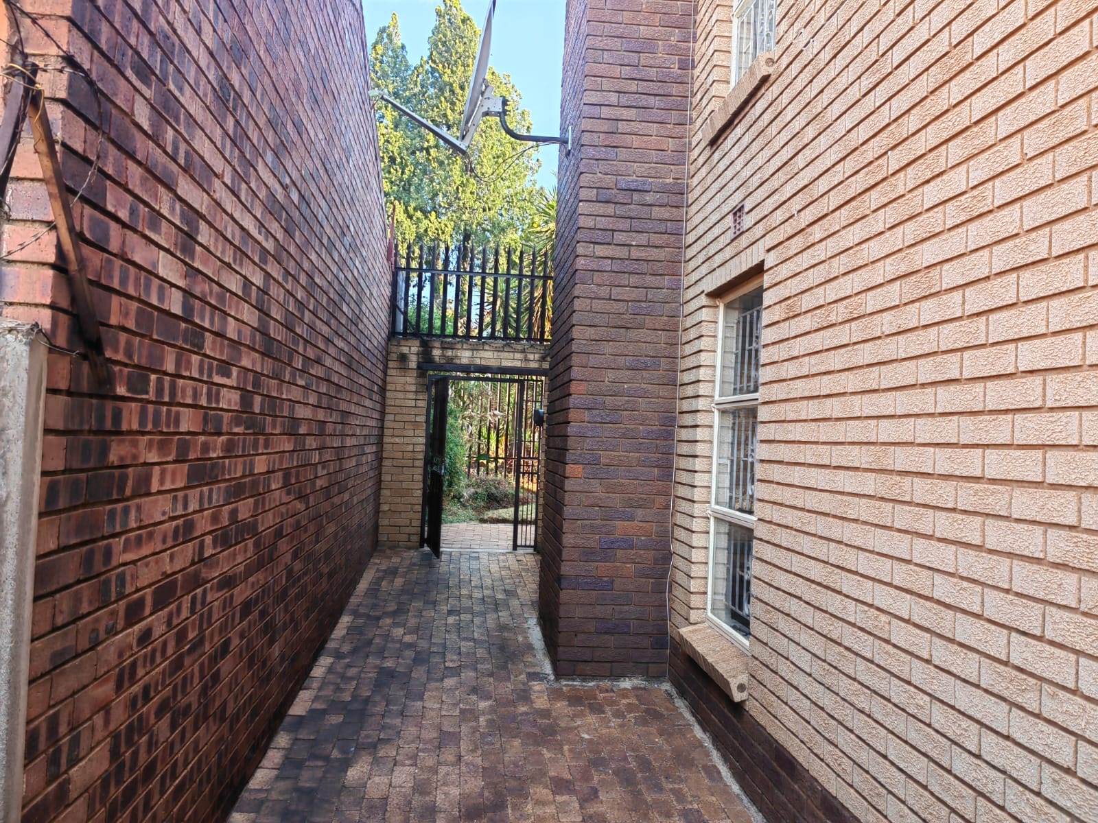 7 Bed House in Lenasia South photo number 30