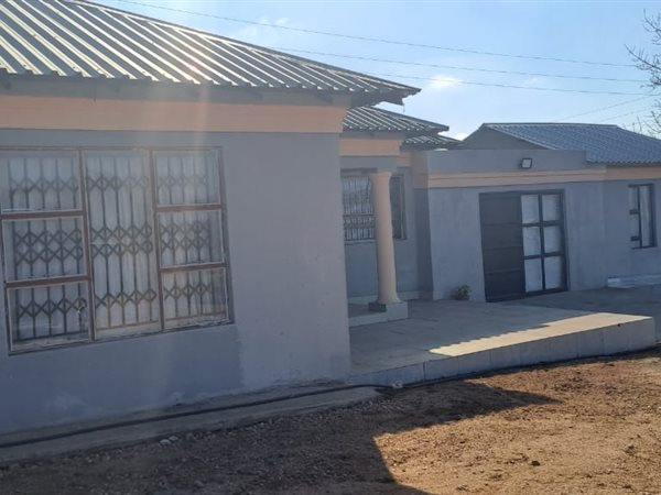 3 Bed House in Komatipoort