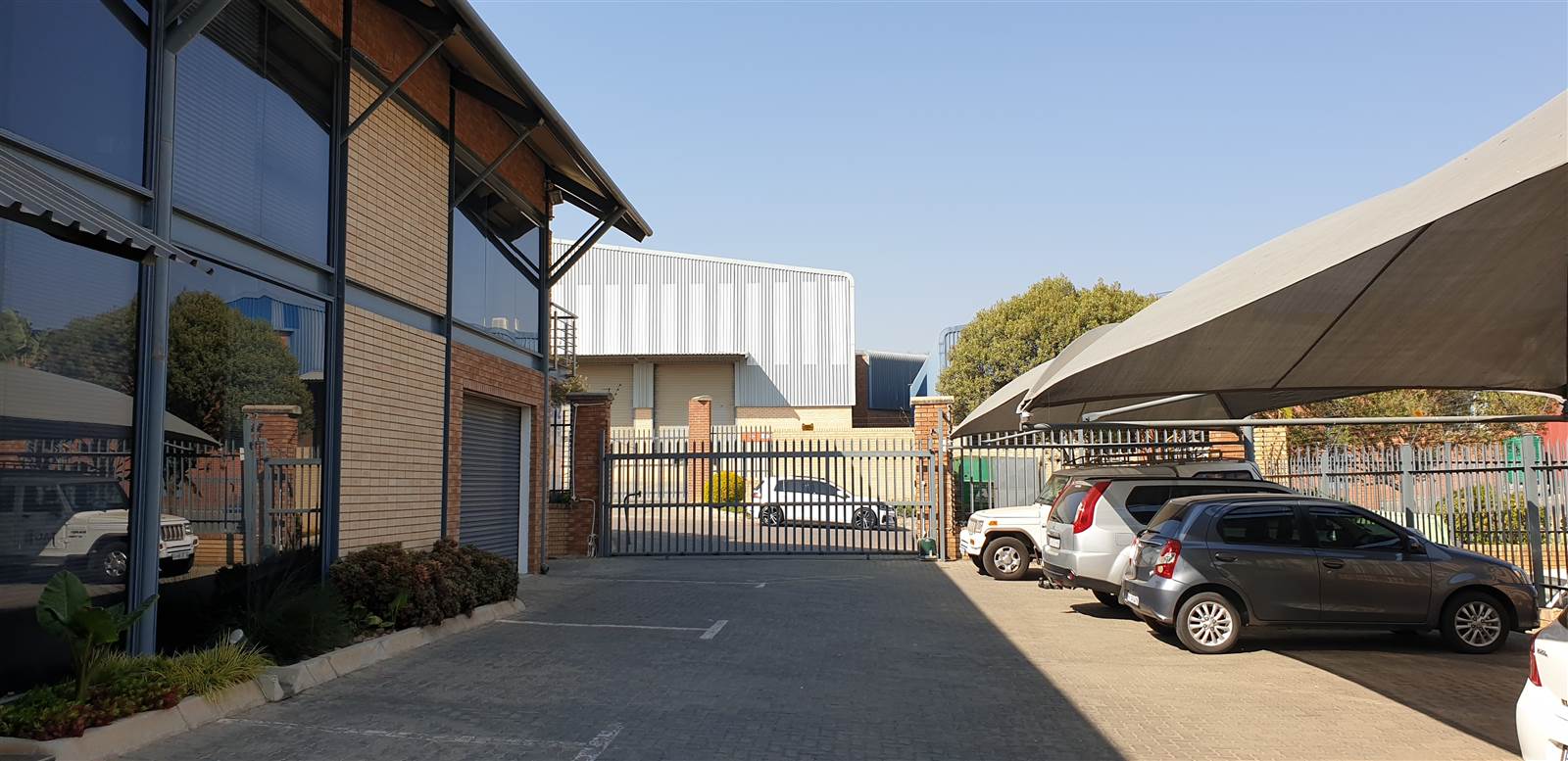 364  m² Industrial space in North Riding photo number 3