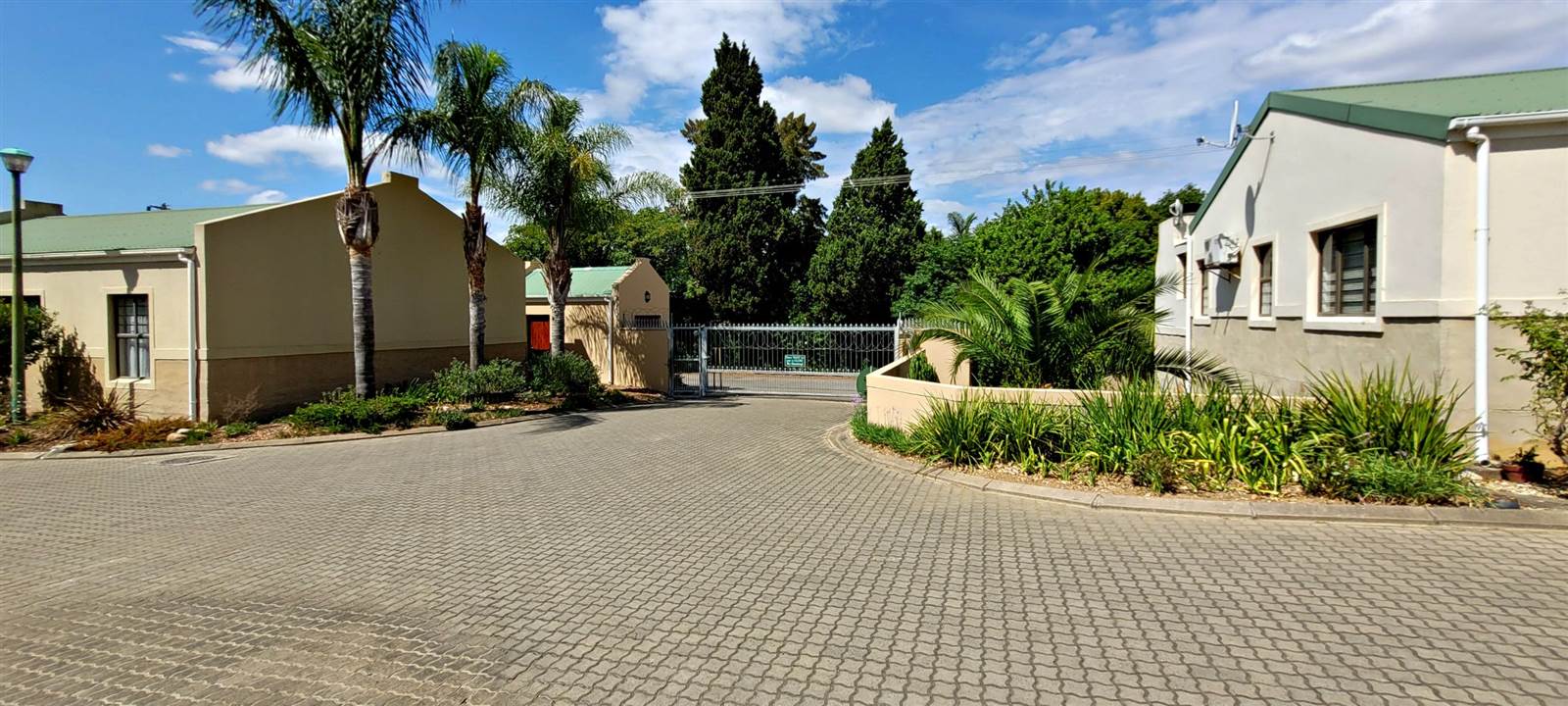 2 Bed Townhouse in Swellendam photo number 27