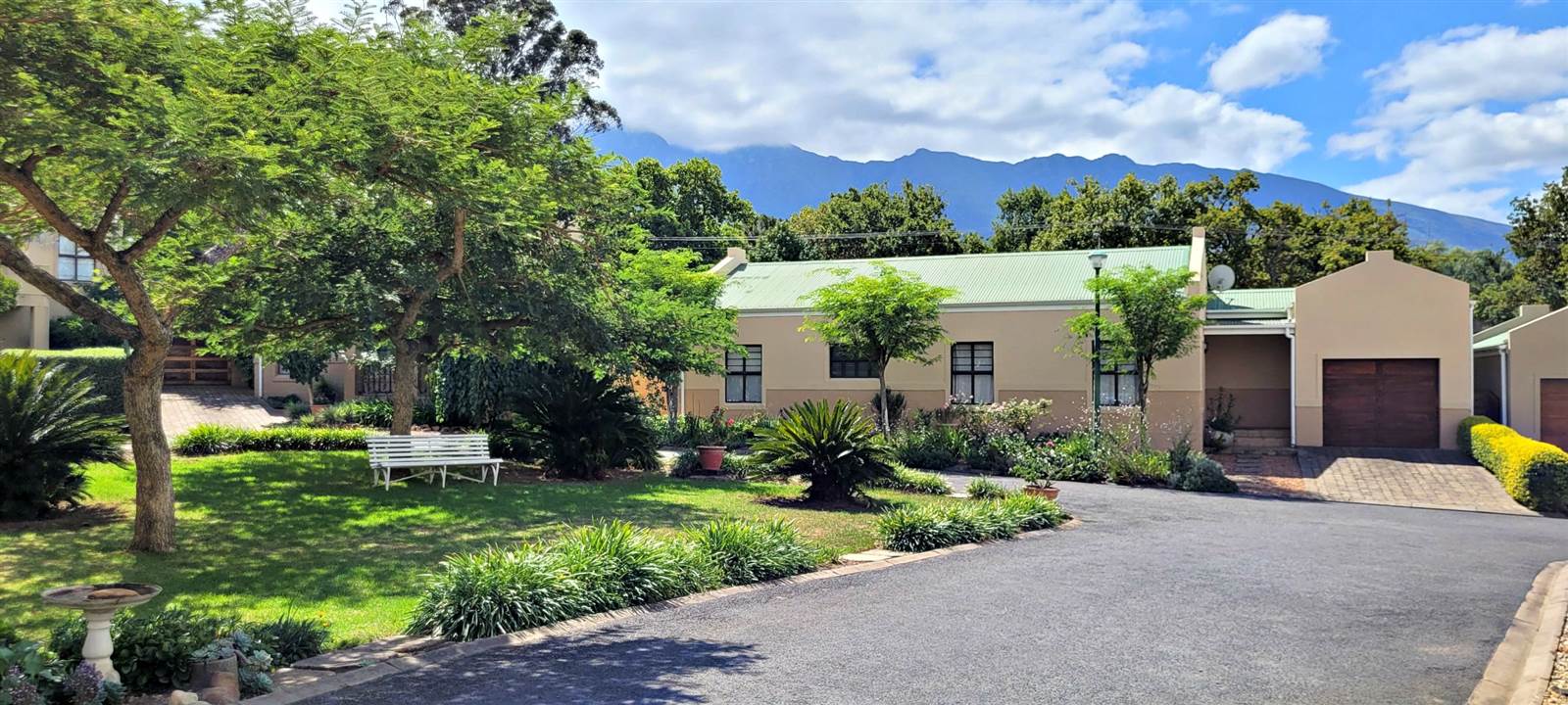 2 Bed Townhouse in Swellendam photo number 3
